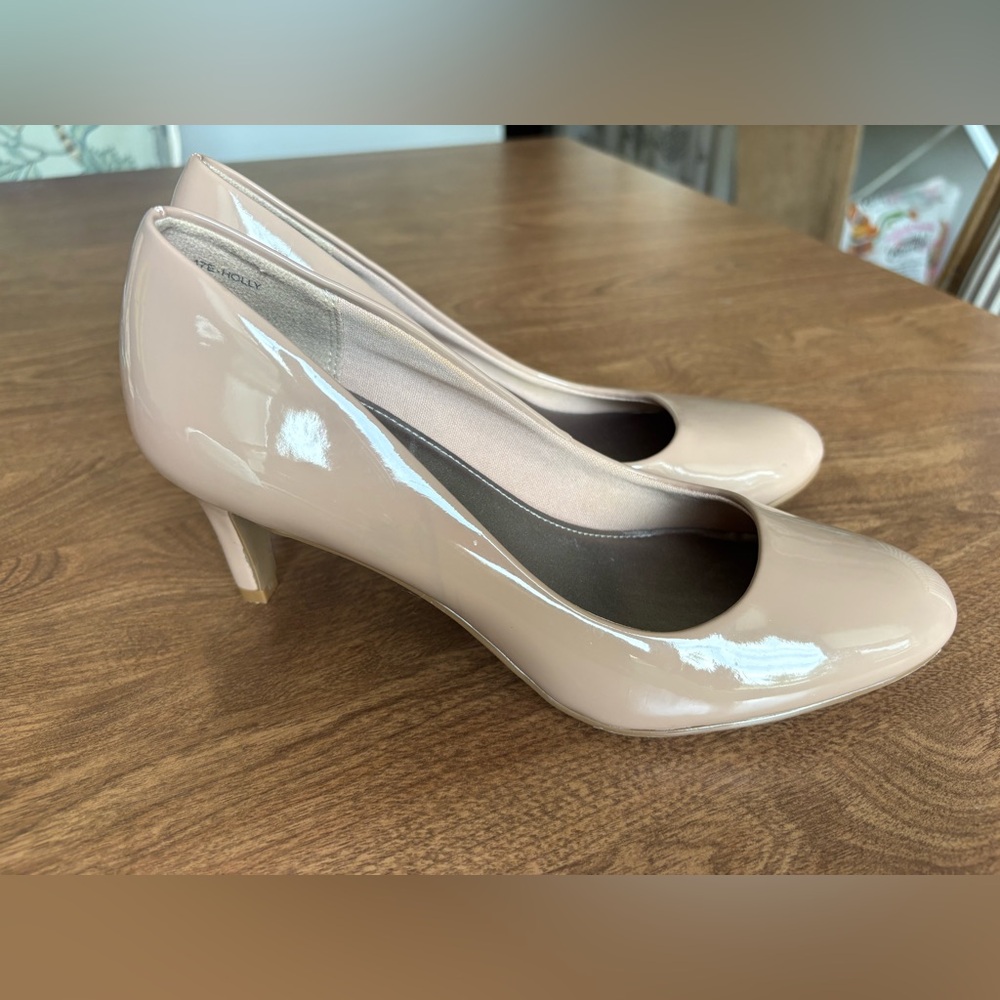 Classic Patent Nude Pumps - Women's Neutral Heels